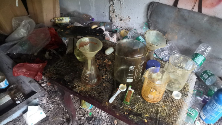 觀塘專業教育學院後山發現可疑物品 警拘3人 檢20樽化學品