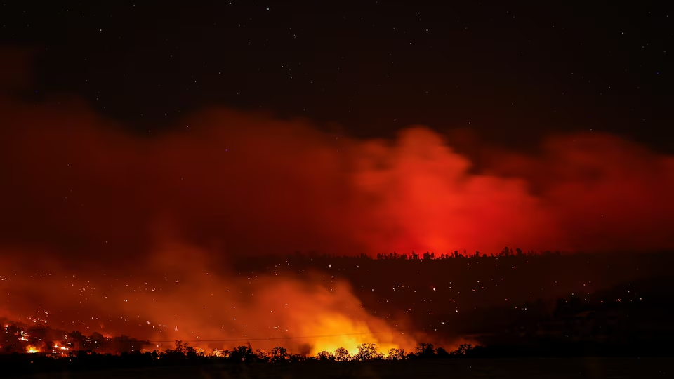 美國加州山火蔓延 數千人連夜撤離