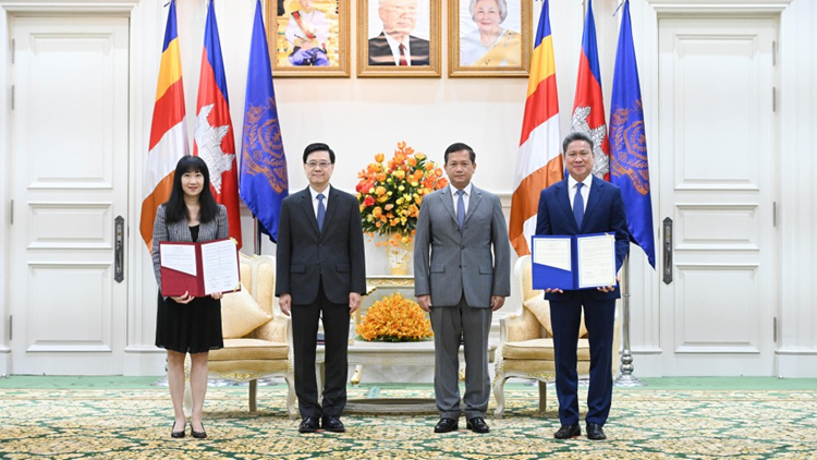 李家超：與柬埔寨簽訂13份協議及合作備忘錄 探討增加兩地航線和航班