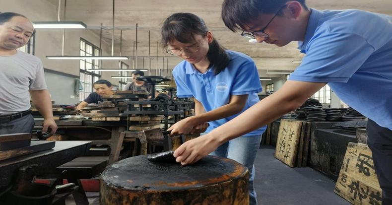 徽州工藝神采奕奕 合工大學子歙縣探非遺尋墨韻