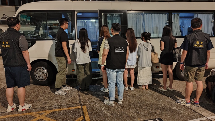 警方九龍城打擊非法賣淫 拘捕10名女子