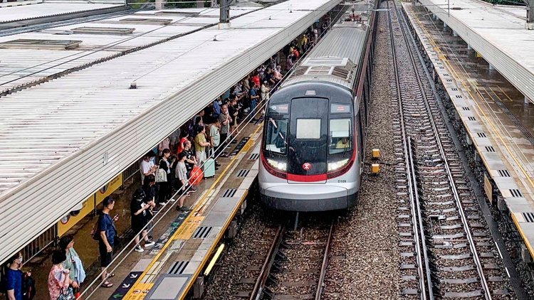 摩羯襲港丨8號風球正生效 港鐵列車及輕鐵維持有限度服務