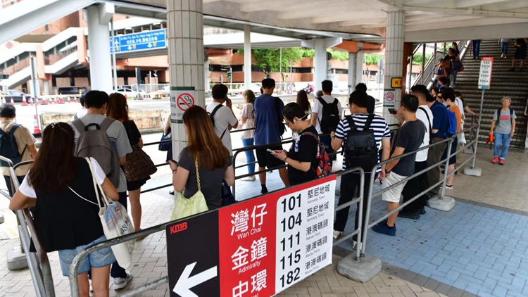 天文台改發3號風球 大批市民午後返工 港鐵及巴士站現人潮