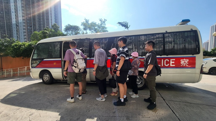 警方藍田興田邨打擊非法街頭賭博 拘捕4名男女