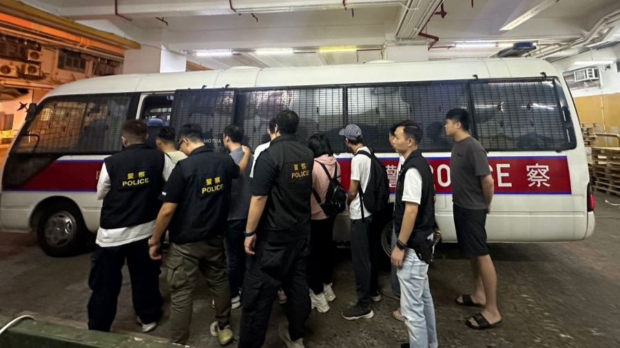 警方東九龍犁庭掃穴 拘捕54人檢毒品賭具