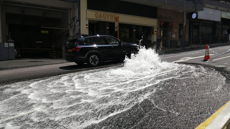 北角炮台山道爆水管 沖廁水供應受影響水務署正搶修