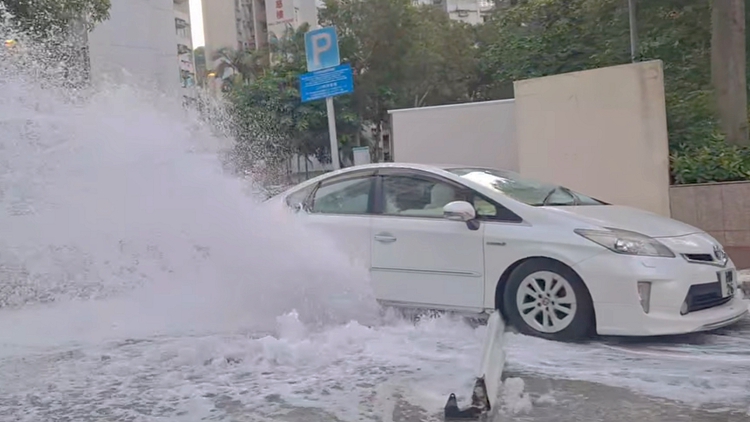 長沙灣東京街爆鹹水管 水務署全力搶修 沖廁水供應不受影響