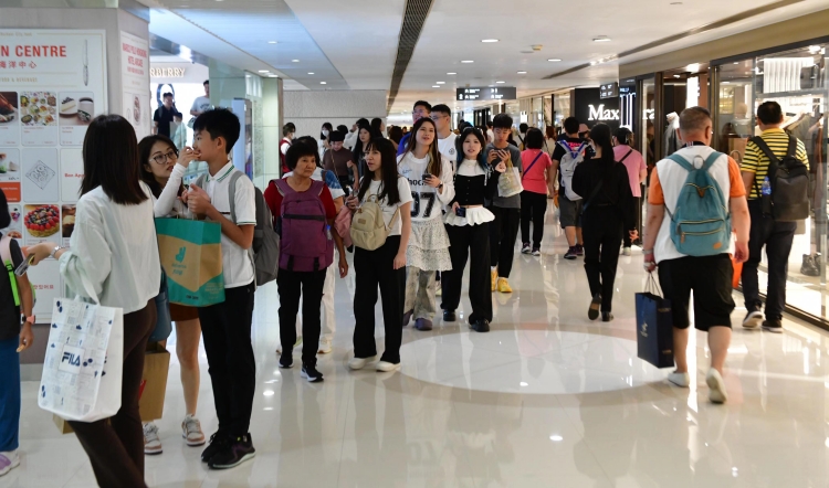 國慶黃金周第五日 內地遊客斥千元購名牌手袋