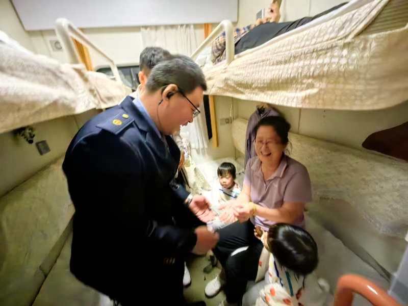 瀋鐵客運感人一幕 「有溫度的服務，不是親人勝似親人」