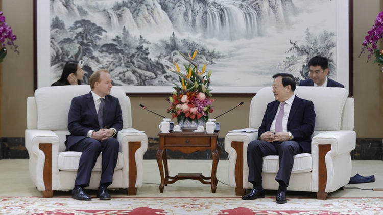 夏寶龍會見多名香港大班 強調中央堅定不移貫徹「一國兩制」 全力支持香港保持獨特地位和優勢