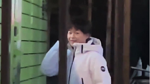 有片 | 全紅嬋北京取快遞 羽絨服加拖鞋 粉絲：瘦了許多