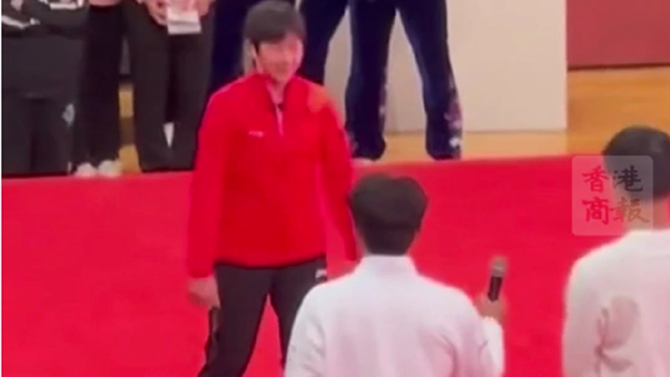 有片｜全紅嬋與華中師大學生一起玩「你比劃我猜」遊戲