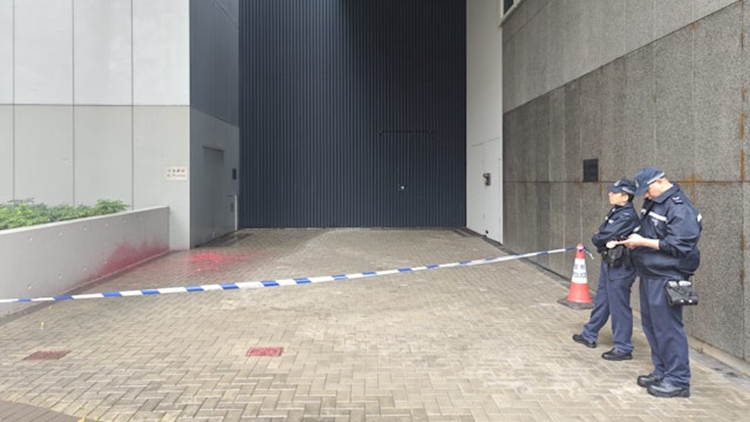 政府總部外花槽遭淋潑紅油 特區政府表示強烈譴責