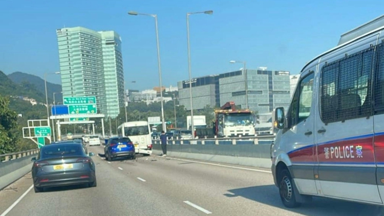 大老山公路衞生署小巴與私家車相撞 9人受傷送院