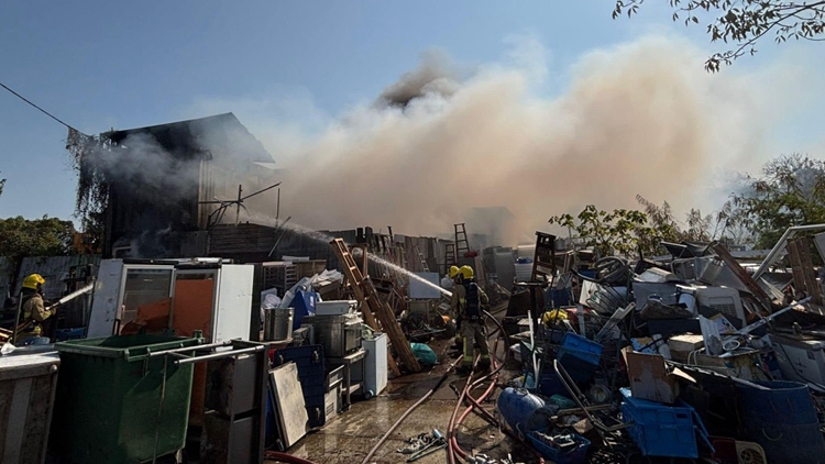 元朗永寧村貨倉今午起火  無人受傷