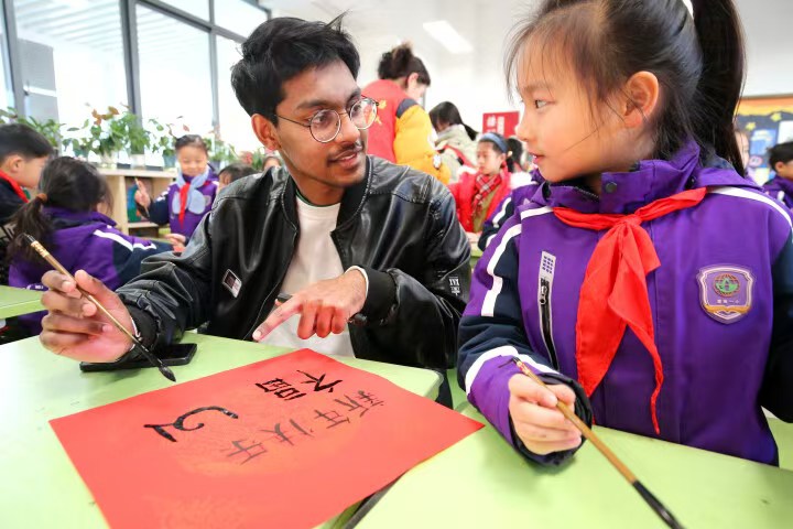 江蘇南通紫琅一小開展中外學子迎新春活動