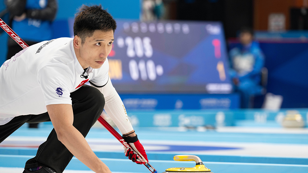 甄浩天擔任亞冬會閉幕式中國香港團旗手