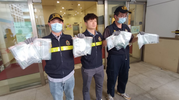 海關機場破旅客體內藏毒  拘4外籍男女檢73萬元可卡因