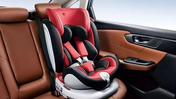 運輸署：11月起 8歲以下兒童坐私家車必須使用束縛設備