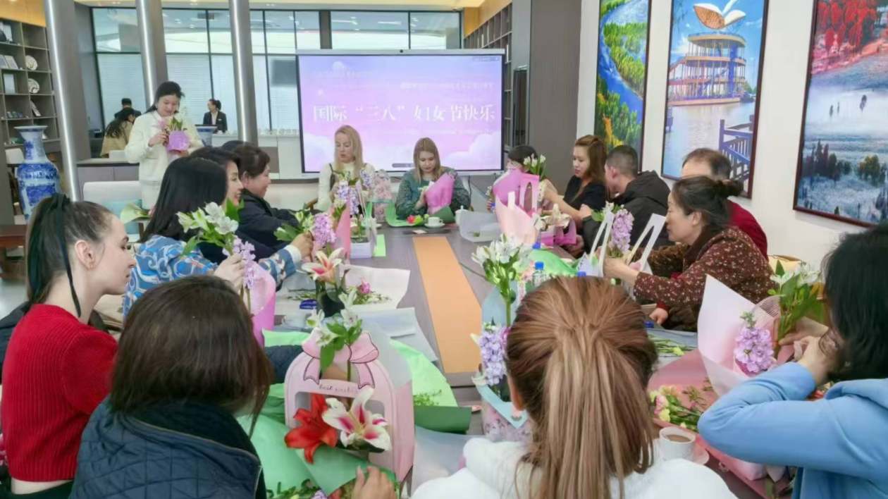 黑龍江雞西「國際朋友圈」以花為媒 共迎「三八」國際婦女節