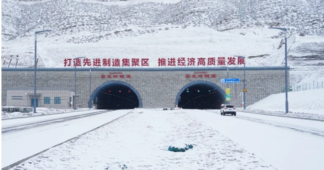烏魯木齊經開區（頭區）白鳥湖登龍嶺隧道試通車雙向六車道