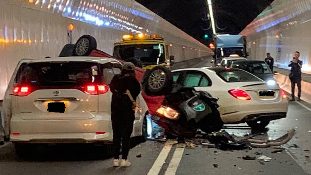城隧管道3車相撞 警拘不顧而去司機