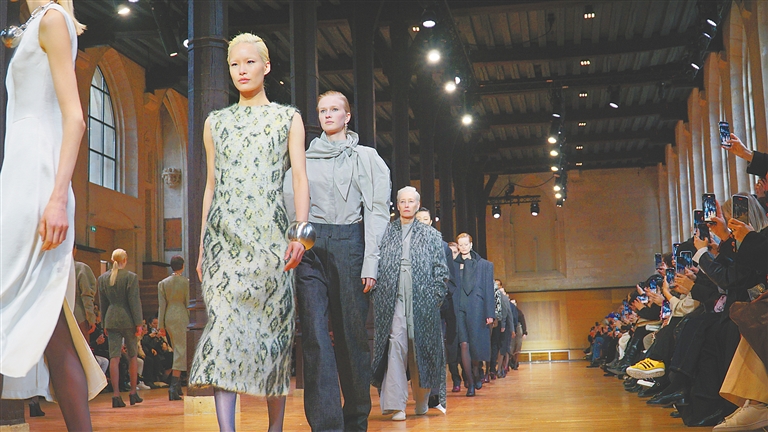 海南黎錦再次亮相巴黎時裝周 吸引世界時尚目光