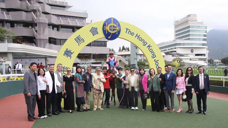 有片｜後上力克「架勢奇爸」 「金主」捧香港評馬同業協進會挑戰盃