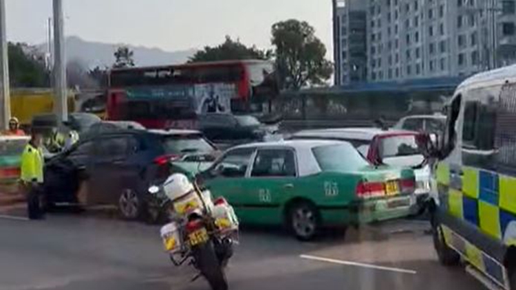 吐露港公路8車相撞 初步有4人受傷