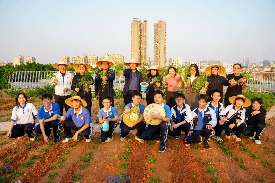 深圳光明區高級中學師生於「開心農場」開展春耕勞動