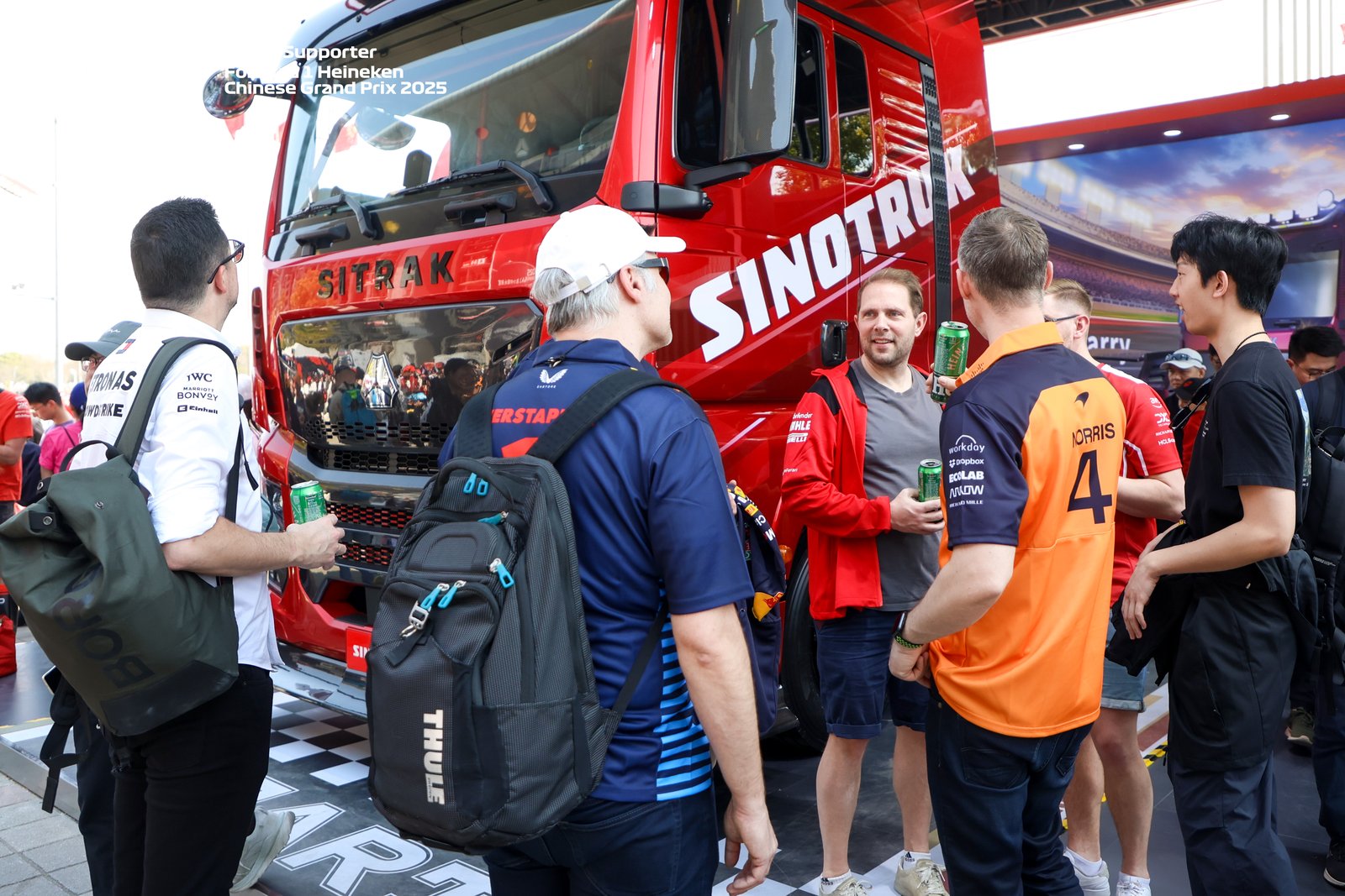 中國重汽F1賽事展區驚現「機械戰甲」！這輛卡車什麼來頭？