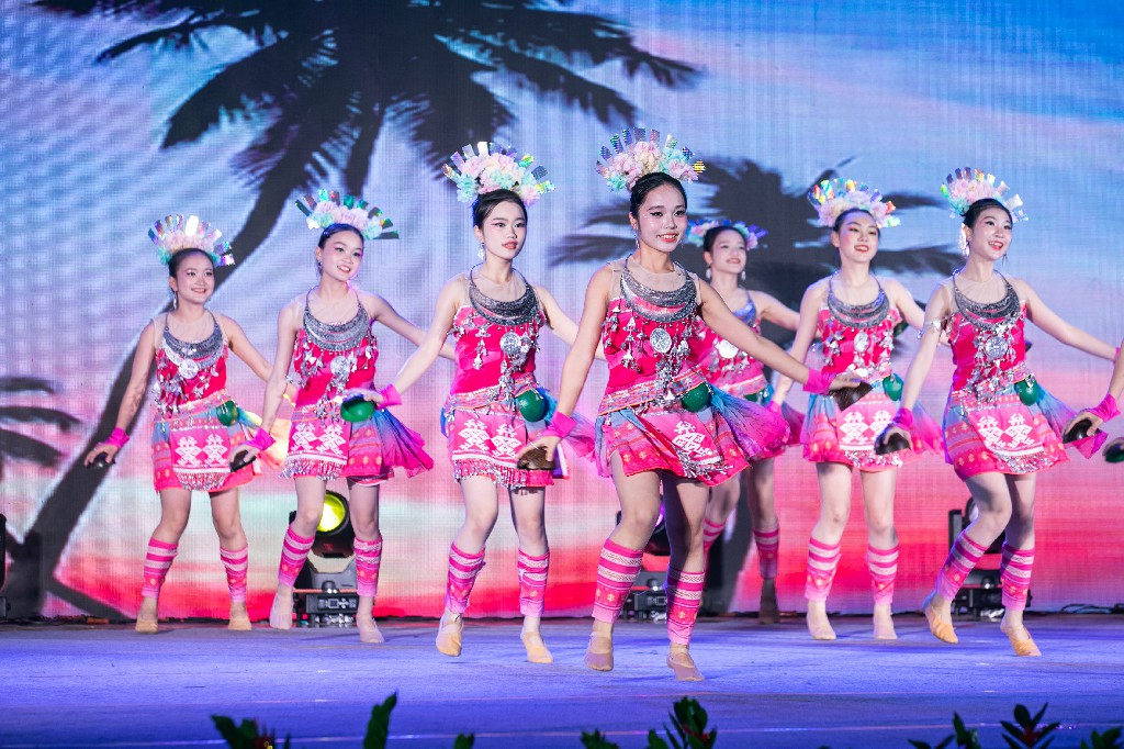 海南東方舉辦「醉美三月三 投資來東方」文藝晚會