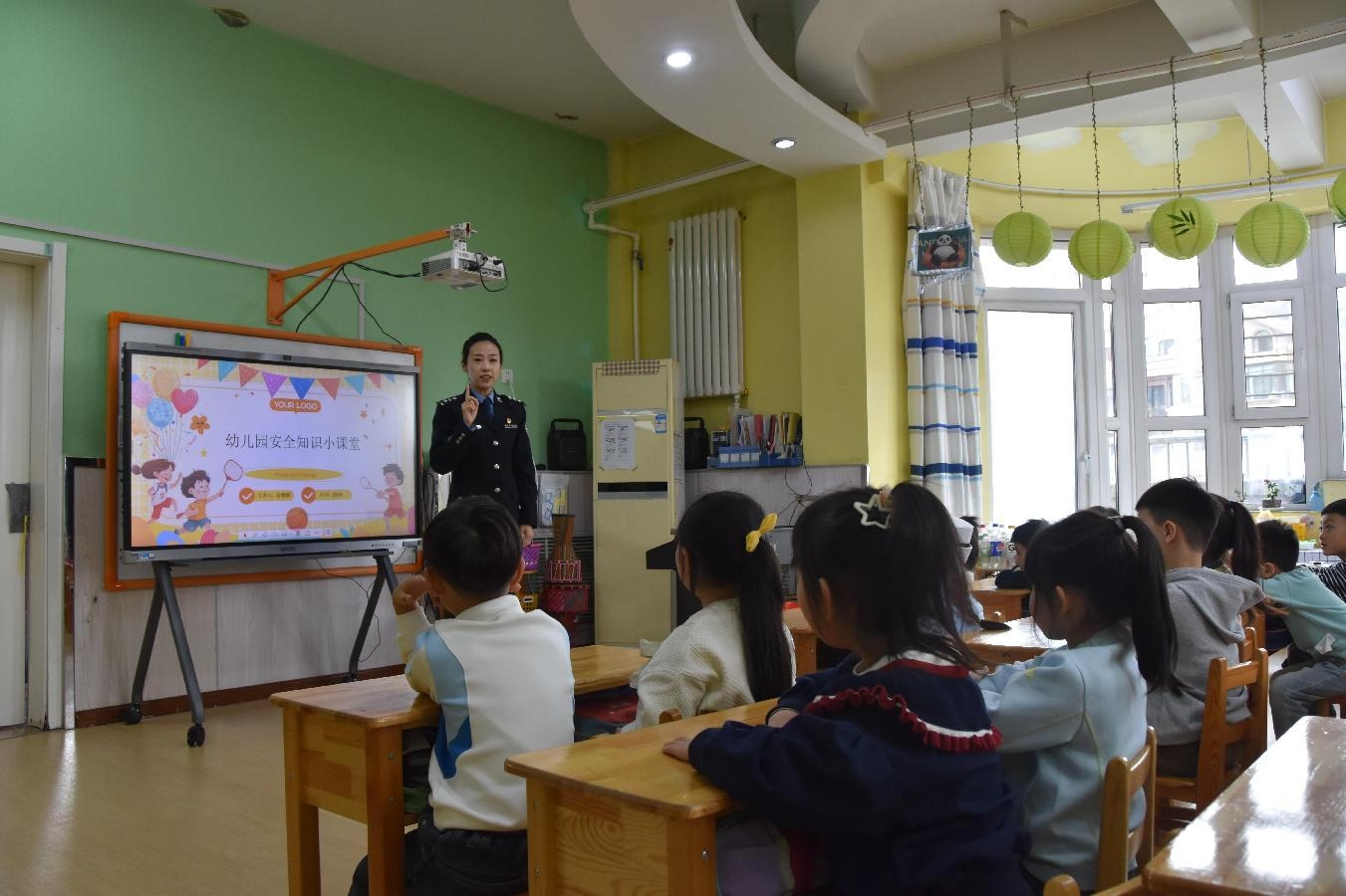 哈爾濱市公安局監所管理支隊：「警」彩入校園 萌娃護航行