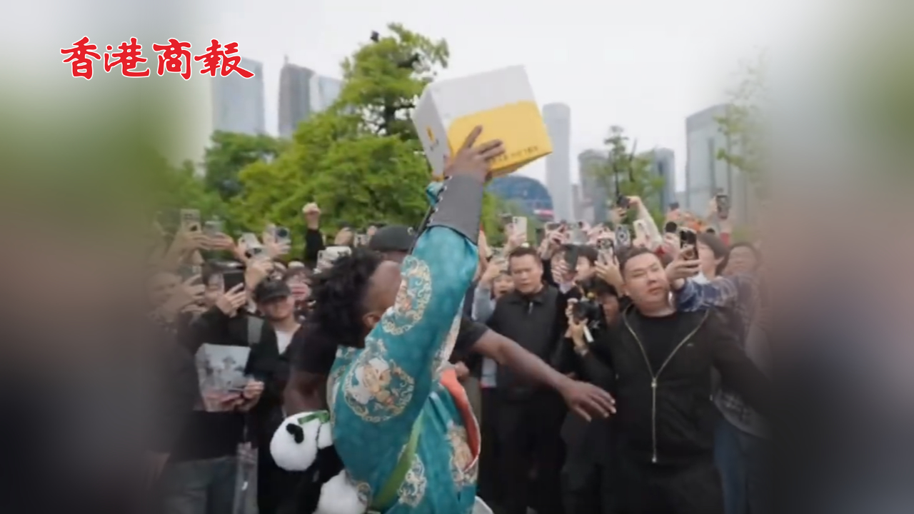 有片丨「甲亢哥」深圳人才公園體驗無人機送外賣 驚呼「我的天吶！」