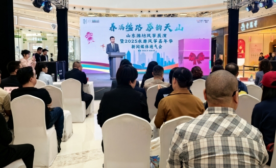 烏魯木齊市水磨溝區首個文旅IP「水靇靇」來參加水磨風箏嘉年華