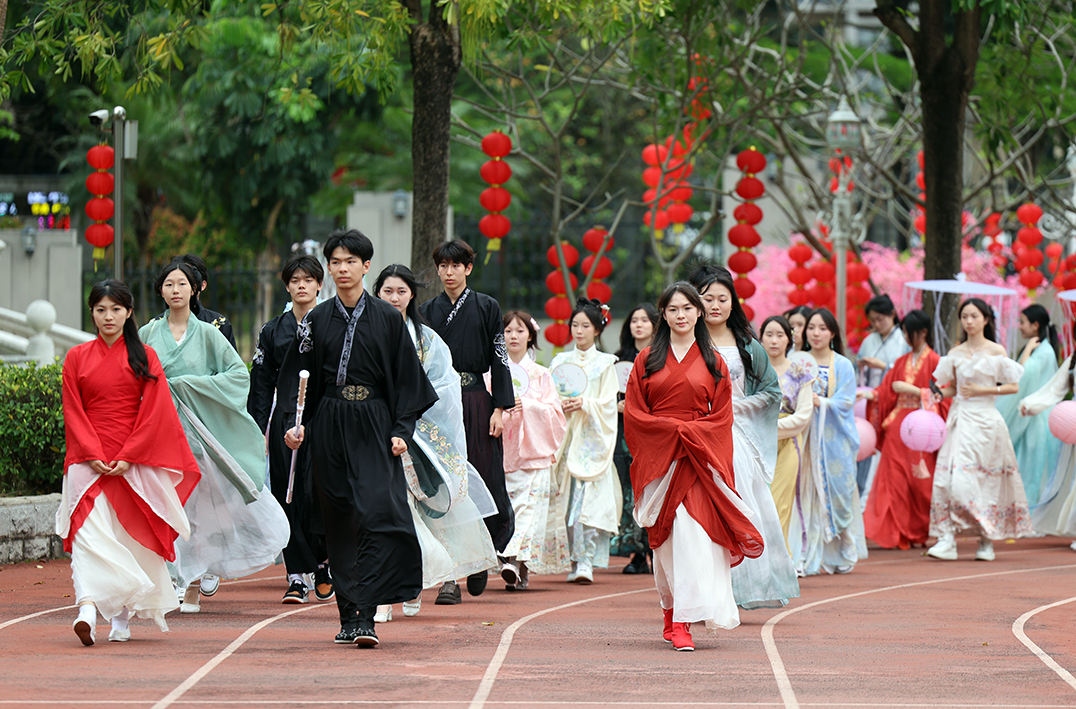珠海香樟中學千名師生穿越古今辦漢服節