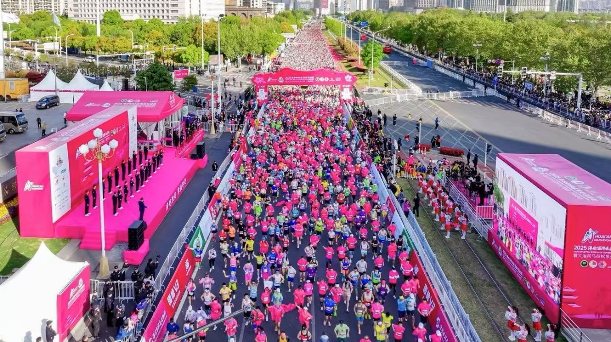 2025淮馬鳴槍開跑 2萬跑者暢行西遊主題賽道