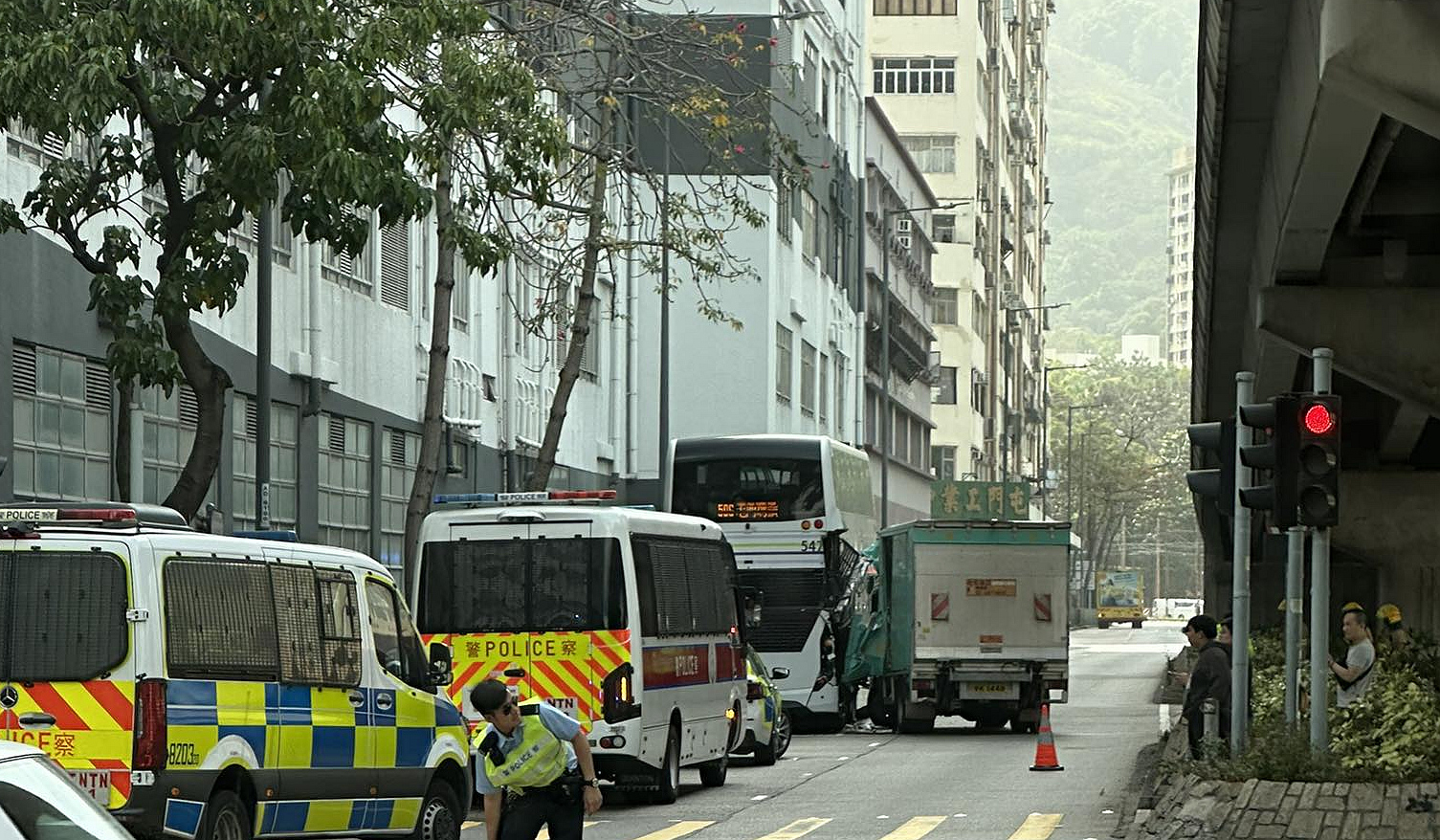 屯門杯渡路巴士貨車相撞 4人受傷拒絕送院