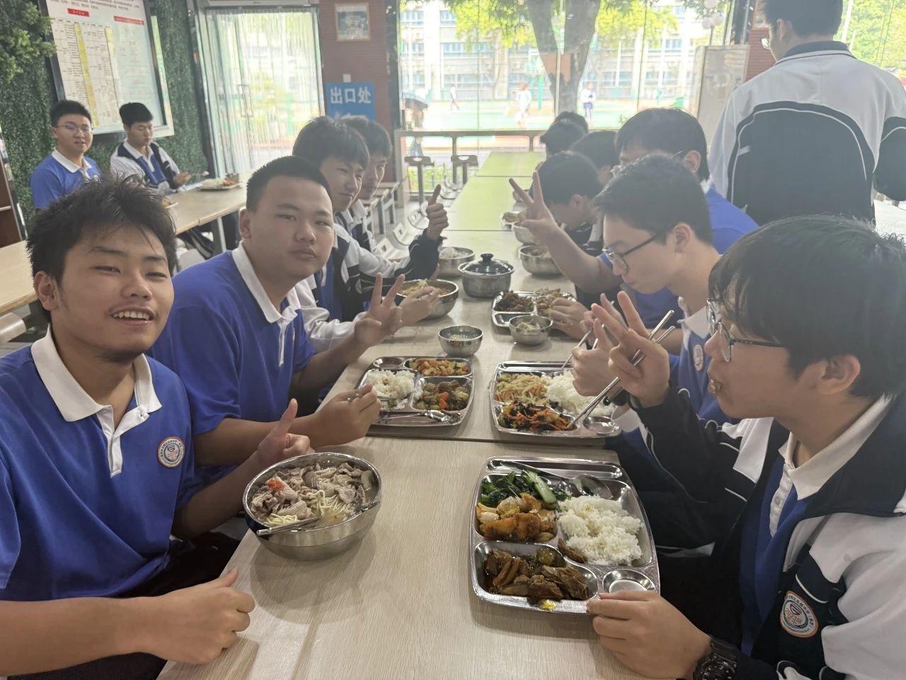 深圳光明高級中學食堂推出「第五免費自助」