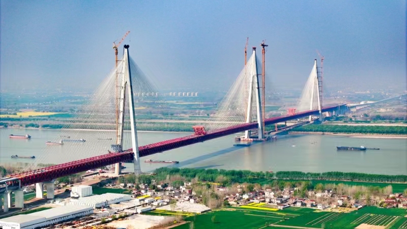 世界最大跨度三塔斜拉橋馬鞍山長江公鐵大橋合龍