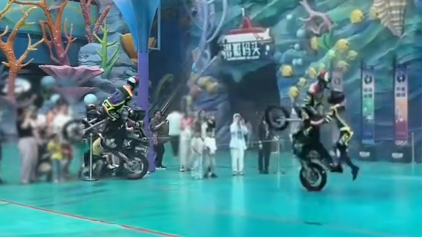 珠海長隆摩托車表演撞倒遊客 目擊者稱有孩子受傷 園方回應