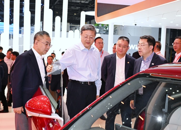 擴投資促消費 上海市委書記陳吉寧調研上海車展
