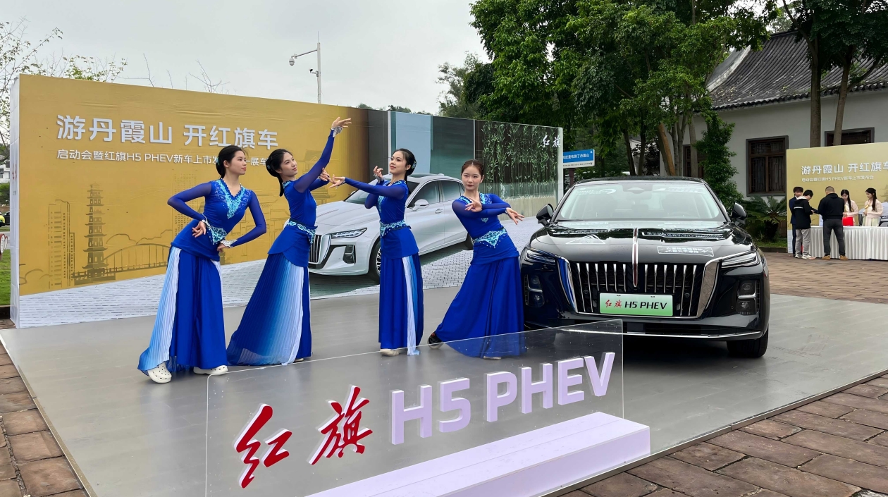 遊丹霞，開紅旗！「中國紅」CP官宣聯名！