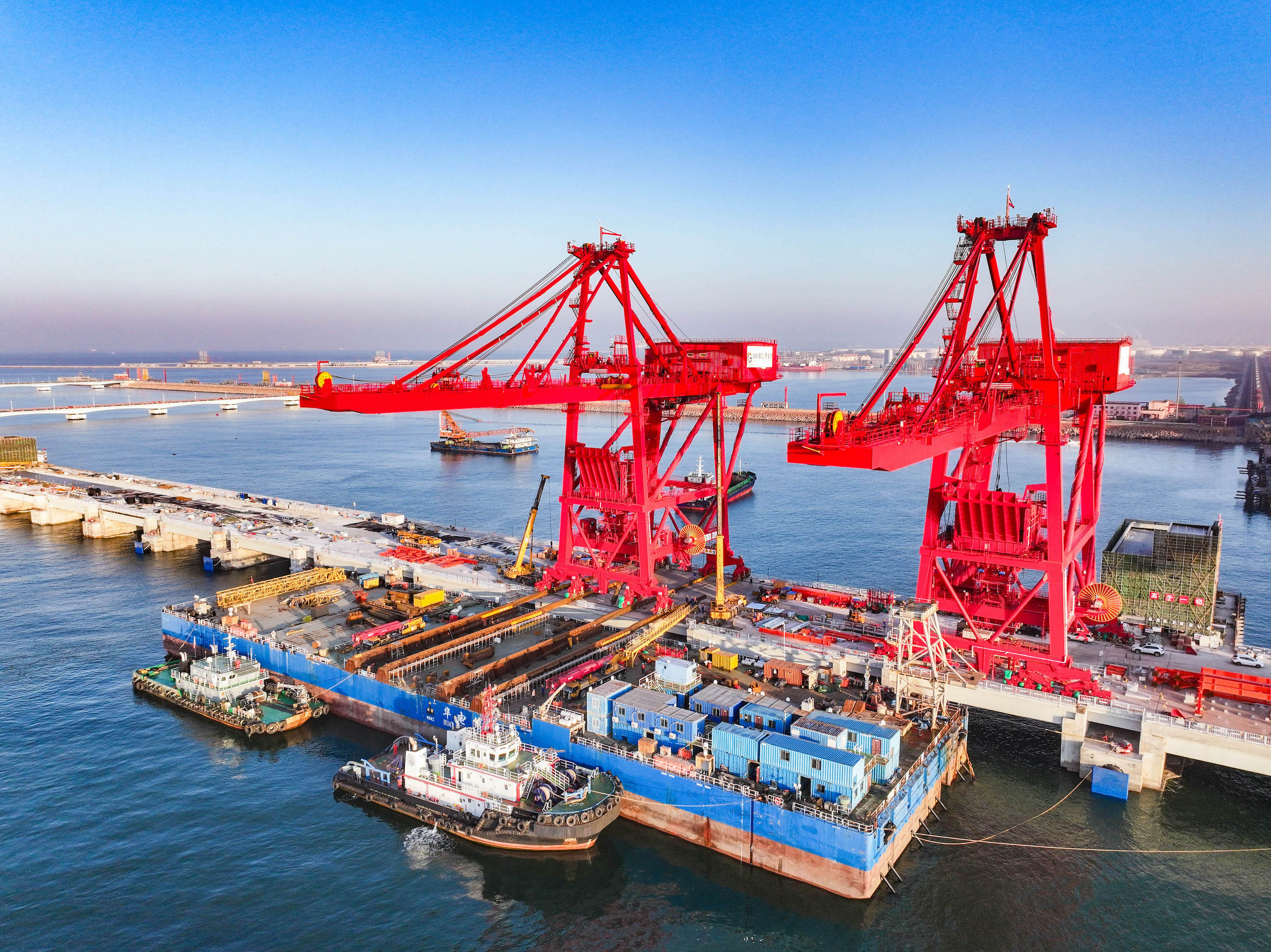 青島港第二座40萬噸級礦石碼頭2台卸船機上岸
