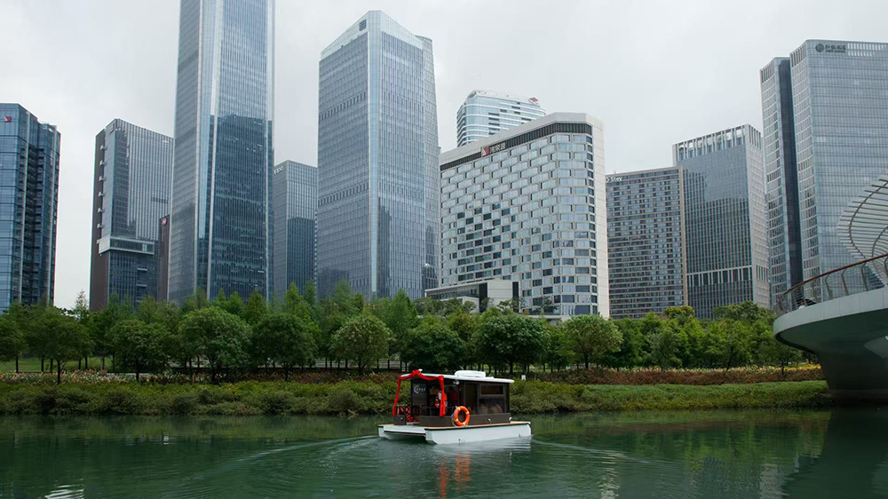 深港聯合研發的首艘AI無人船「海擎一號」在前海灣成功啟動運營測試