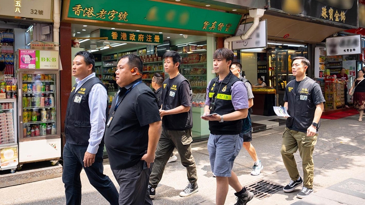 海關聯同中英街管理局聯合巡邏 提醒商戶勿售賣冒牌物品及私煙