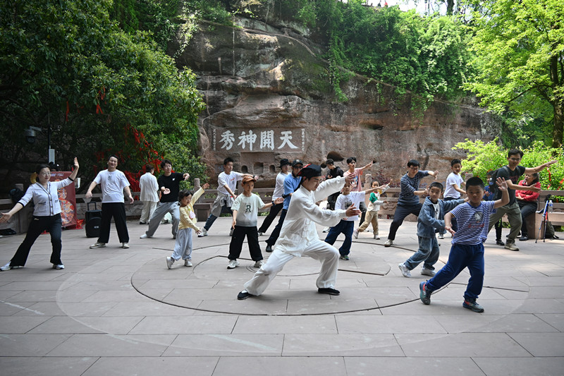 首日迎客同比增長21.7%   皖休寧齊雲山人氣旺火