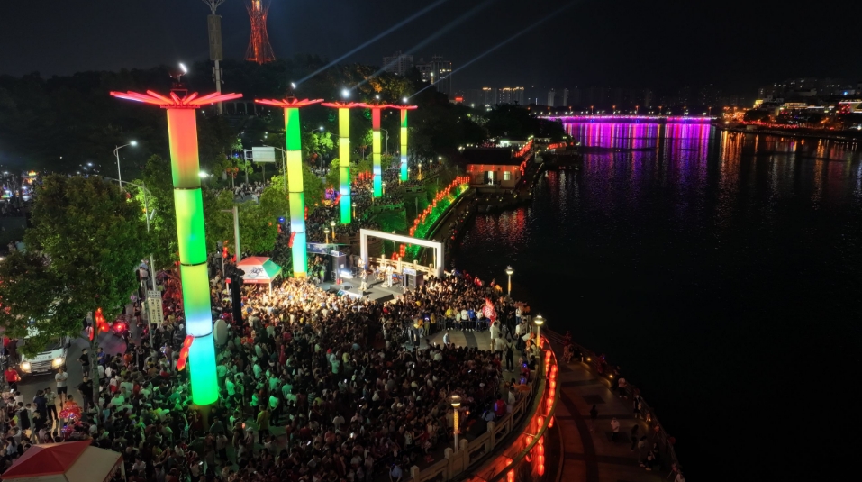 河源首屆魚燈夜遊震撼啟幕 傳統與科技共舞 引爆五一「夜經濟」