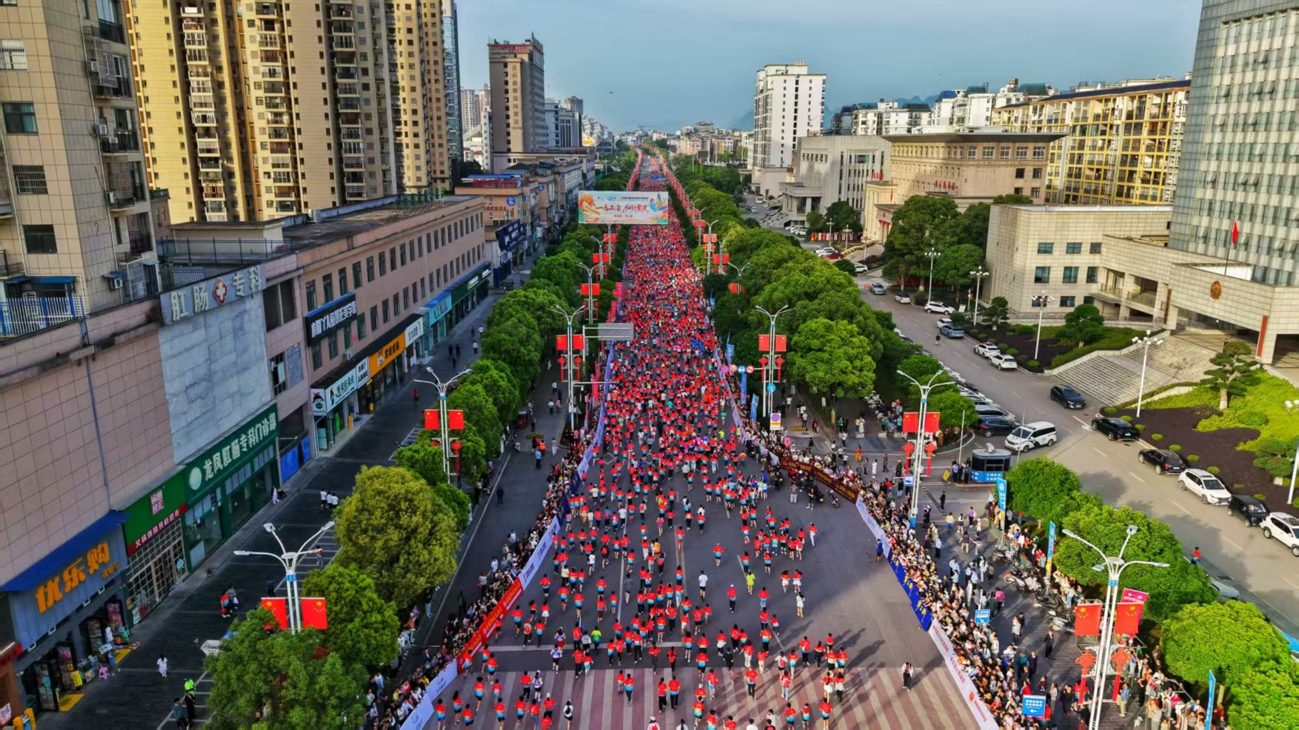 2025湘鄂龍鳳馬拉松鳴槍開賽