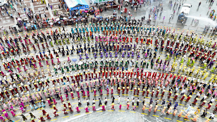 潑灑吉祥水「鼓」動大盈江 盈江縣2025年傣族德昂族潑水狂歡活動成功舉辦